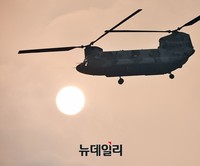 [포토] 태양사이로 등장한 시누크헬기