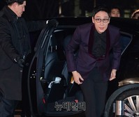 [SBS연기대상] 차에서 내린 MC이휘재