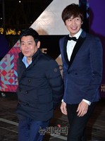 [SBS연기대상] 동시입장하는 성동일-광수