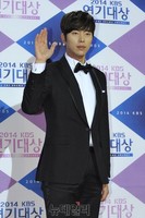 [KBS연기대상] 윤현민, 아직은 어색한 손인사