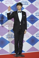 [KBS연기대상] 아직은 손인사가 어색한 배우 윤현민