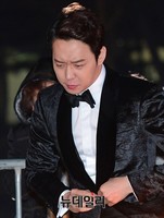 [SBS연기대상] 박유천, 추위로 인해 인상을..