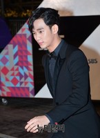 [SBS연기대상] 별처럼 입장한 '도민준' 김수현