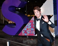 [SBS연기대상] 레드카펫 밟는 김영광