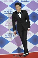 [KBS연기대상] 날렵한 퇴장하는 배우 지창욱