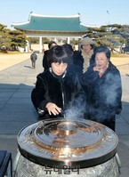 [포토] 현충원 참배하는 엄마부대봉사단