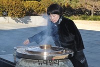 [포토] 현충원 참배하는 엄마부대봉사단 주옥순 대표