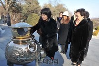 [포토] 새해  첫 일정으로 현충원 찾은 엄마부대봉사단