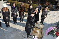 [포토] 참배하는 엄마부대봉사단 주옥순 대표