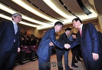 [포토] 한국은행 시무식, 임직원과 인사하는 이주열 총재