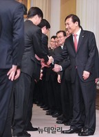 [포토] 임직원과 인사하는 이주열 한국은행 총재