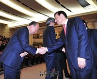 [포토] 임직원과 악수하는 이주열 한국은행 총재