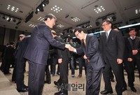 [포토] 임직원과 인사하는 신제윤 금융위원장