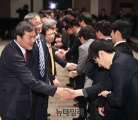 [포토] 임직원과 인사하는 신제윤 금융위원장