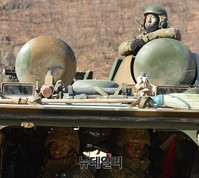 [포토] K-200 장갑차에 탑승한 대원들