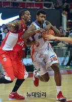 [프로농구] 포웰-헤이즈 치열한 볼다툼