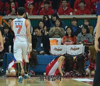 [프로농구] 치어리더 방향으로 넘어진 포웰