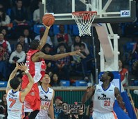 [프로농구] 좁은 틈을 파고 든 SK헤인즈