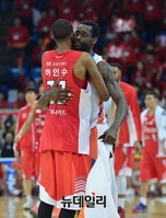 [프로농구] 서울SK 승리 축하하는 인천전자랜드