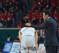 [프로농구] 선수 다독이는 인천전자랜드 유도훈 감독