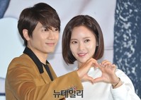 [포토] 지성-황정음, 하트 만드는 모습도 사랑스러워