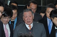 [포토] 취재진 질문에 답하는 정몽구 회장