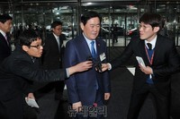 [포토] 취재진의 질문에 답하는 최경환 부총리