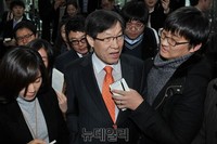 [포토] 질문에 답하는 권오준 포스코 회장