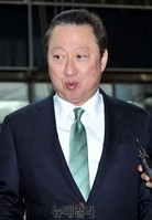 [포토] 질문에 답하는 박용만 두산 회장