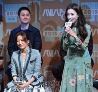 [포토] 인사하는 한효주, 김희애와 2인 1역