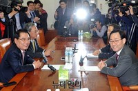 [포토] 세월호 피해보상 관련 대화하는 여야 정책위의장
