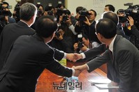 [포토] 악수 나누는 주호영-백재현