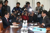 [포토] 대화 나누는 조원진-강기정 국민대타협기구 공동위원장