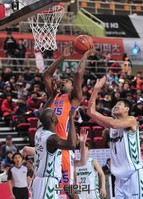 [프로농구] 3전5기, 끝내 골 성공시키는 포웰