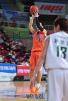 [프로농구] 1쿼터 연이은 전자랜드 3점포