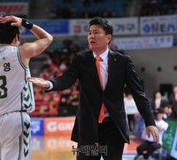 [프로농구] 파울에 발끈한 동부 김영만 감독