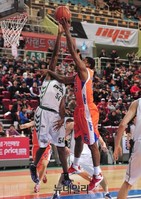 [프로농구] 골밑 돌파후 2점 성공한 포웰