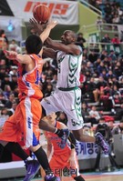 [프로농구] 맹추격하는 동부 리차드슨