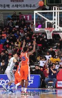 [프로농구] 쐐기 박는 포웰의 자유투