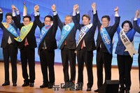 [포토] 만세하는 새정치 예비경선 컷오프 통과자들