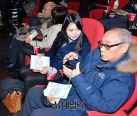 [포토] 국제시장 단체관람, 대화나누는 1세대-3세대