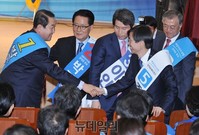 [포토] 악수 나누는 새정치연합 컷오프 참가자들