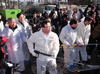 [포토] 축산 차량 소독 시연하는 이동필 장관