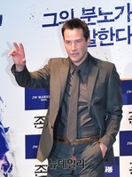 [포토] 키아누리브스 독특한 인사