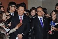 [포토] 질문에 답하는 자원외교 국조특위 여야간사