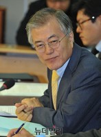 [포토] '위기의 한반도, 해법은 있는가' 토론회 참석한 문재인 후보