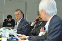 [포토] 토론회 참석한 새정치 문재인 의원