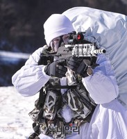 [포토] 눈보라 뚫고 나타난 침투 헬기