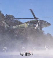 [포토] 특전사, 눈보라 뚫고 고공침투