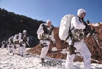 [포토] 특전사, 설한지 극복훈련 실시